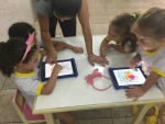 Turma da Tia Josi identificando os números através do colorido nos iPads! Tecno Move é tudo de bom!