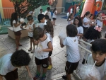 Os alunos do 2° ano se divertiram muito fazendo bolas de sabão!