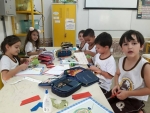 1°ano azul e verde trabalhando cores em Inglês no laboratório maker.
